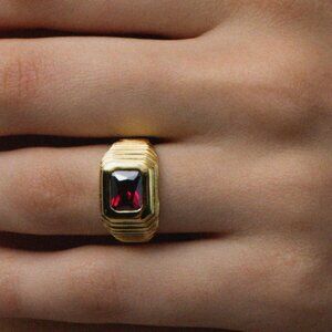 NWOT The M Jewelers The Ruby Red Heirloom Ring Size 7